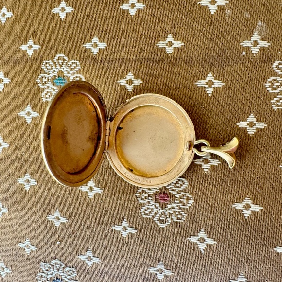 Vintage Gold Floral Locket - Picture 3 of 5